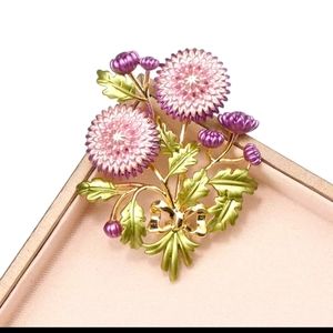 NWT Enameled Daisy brooch.
